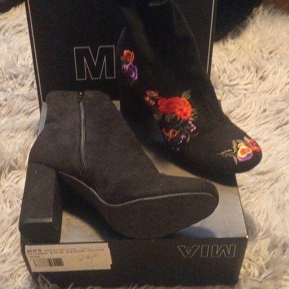 MIA Boots Size 8 - Picture 1 of 5